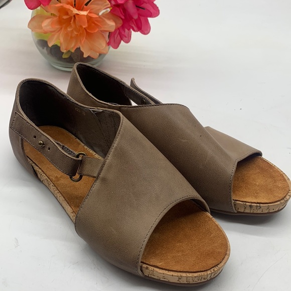 Antelope Shoes - Antelope Tan Leather Sandals Peep Toe Rubber Bottom Size 38. MCS3938A